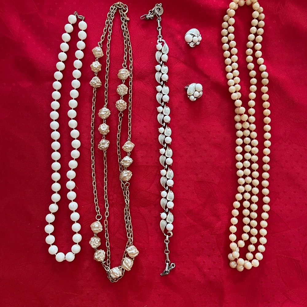 Elegant White and Gold Jewelry Set